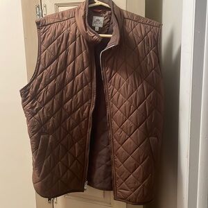 NWOT Peter Millar vest! Stylish, slim fit, lightweight quilted vest.